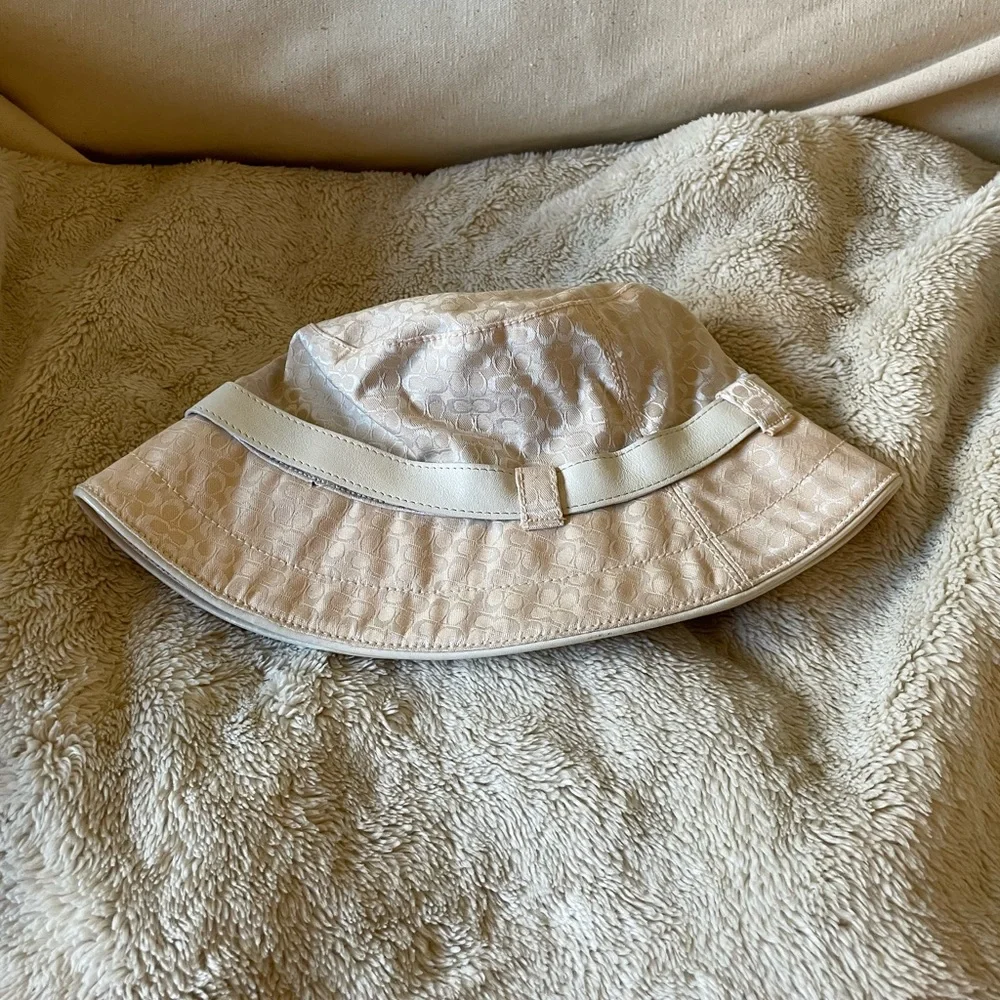 Coach cream color hat with white leather metal buckle belt. Size PS. - Picture 5 of 15